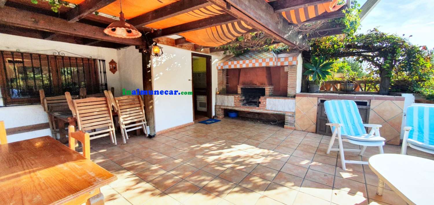 Country house for sale very close to the centre of Almuñécar, with large swimming pool.