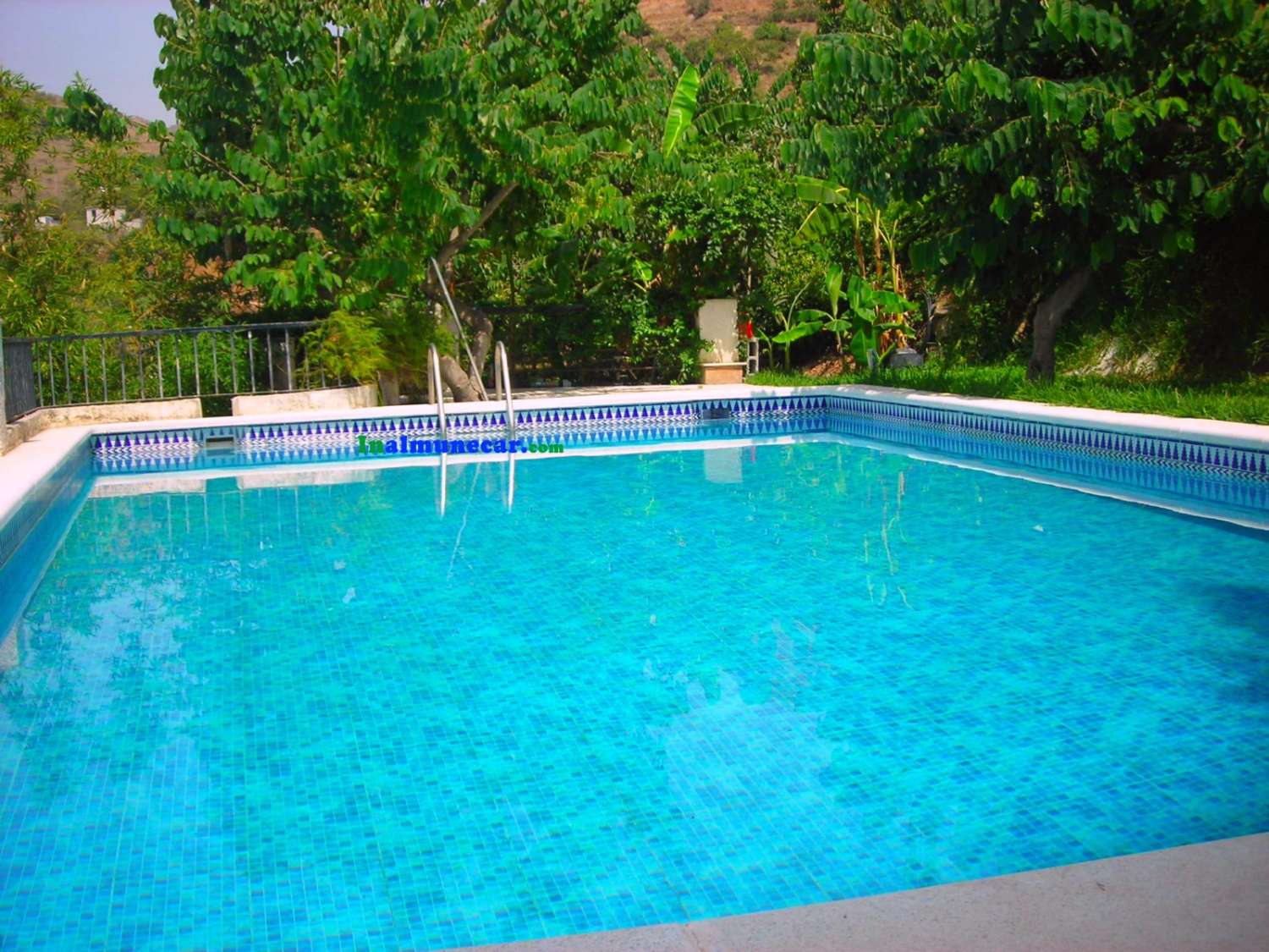 Se vende casa de Campo muy cerca del centro de Almuñécar, con gran piscina.