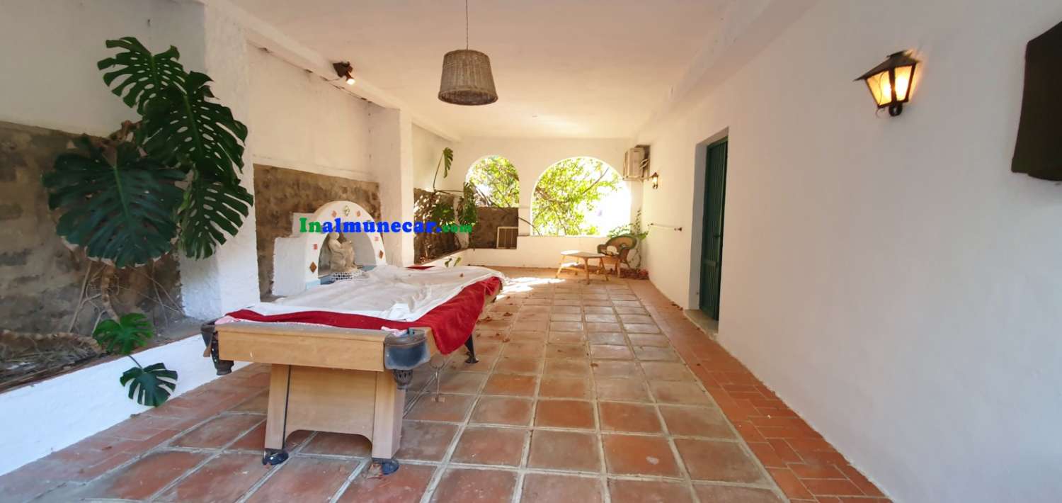 Country house for sale very close to the centre of Almuñécar, with large swimming pool.