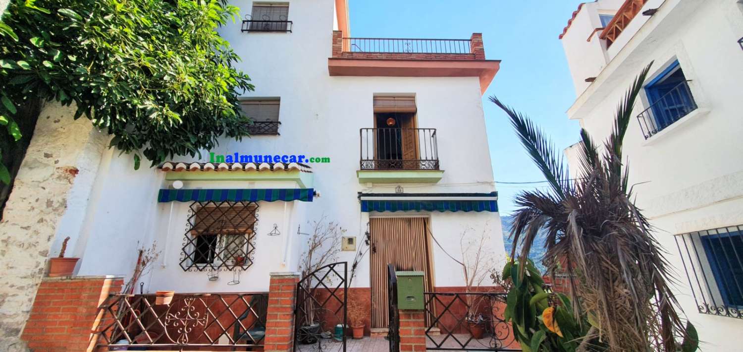 Utmärkt hus till salu i den vackra byn Otivar, Granada.