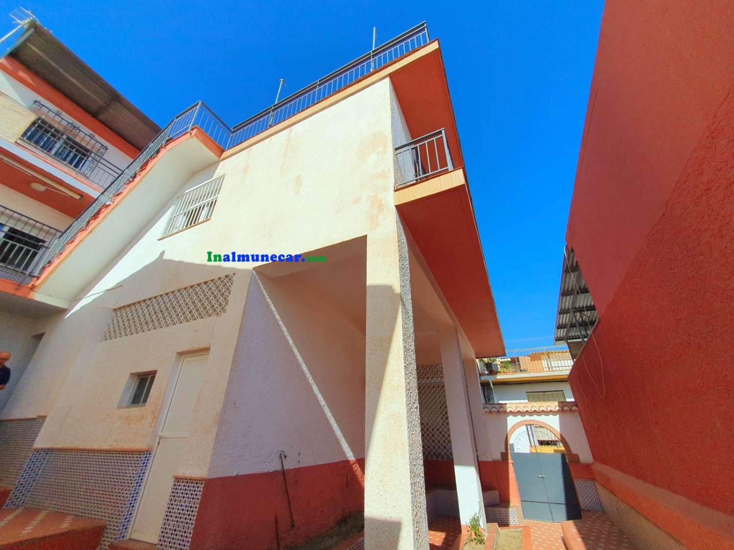 House for sale in Almuñécar with two large closed garages and great terraces