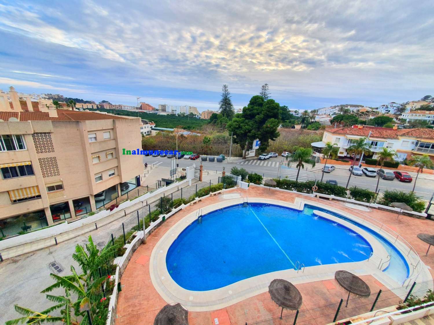 Apartment for sale in Almuñecar with pool and community parking