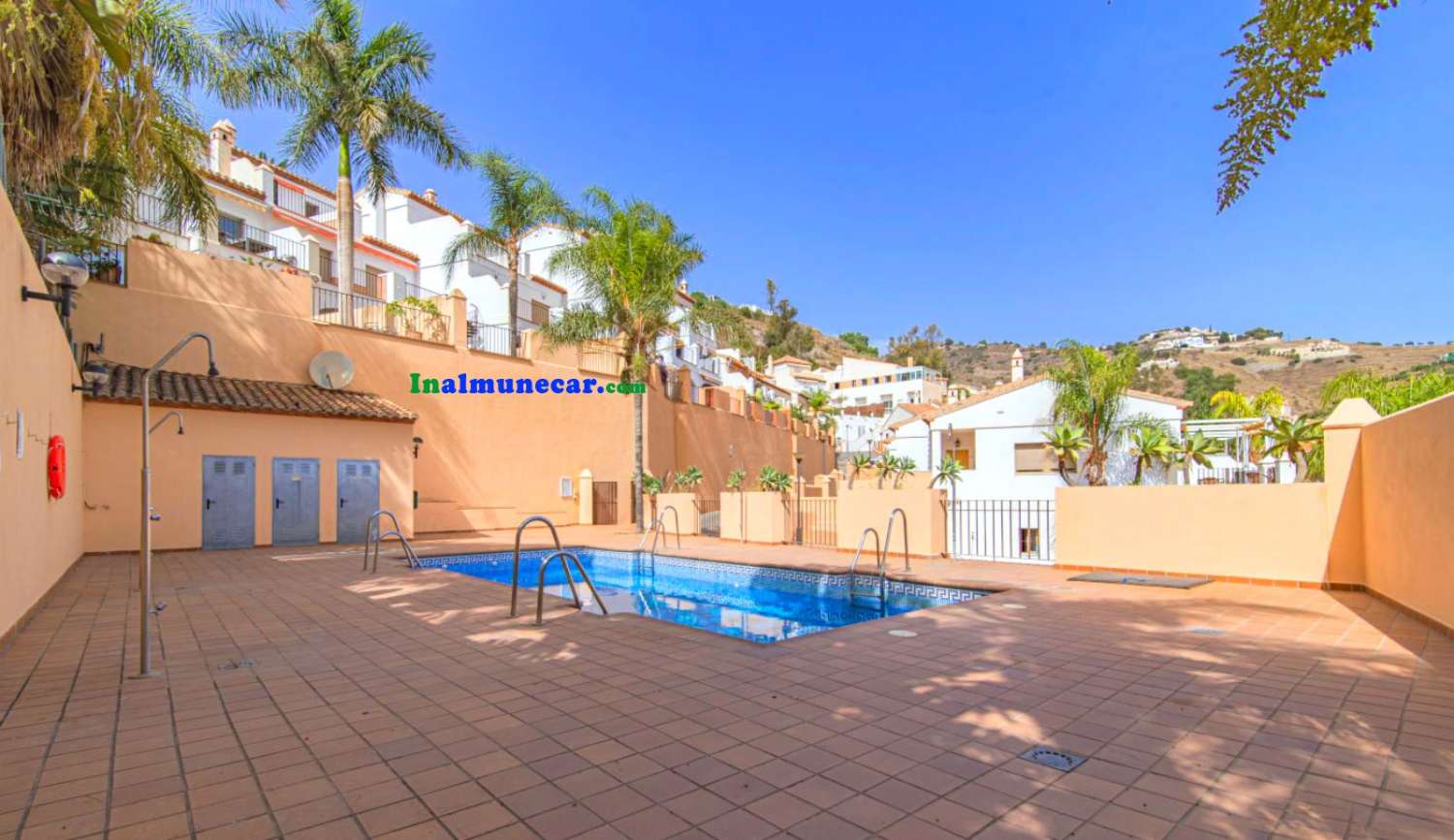 Casa adosada en venta en Almuñecar, muy soleada y con piscina privada.