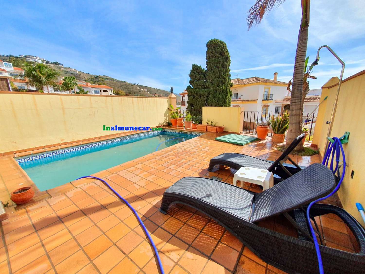 Rækkehus til salg i Almuñecar, meget solrig og med privat pool.