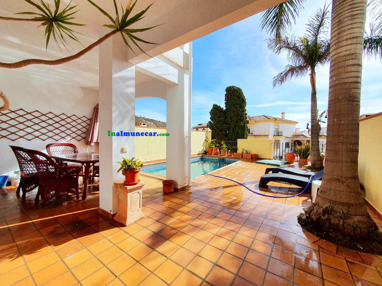 Rækkehus til salg i Almuñecar, meget solrig og med privat pool.