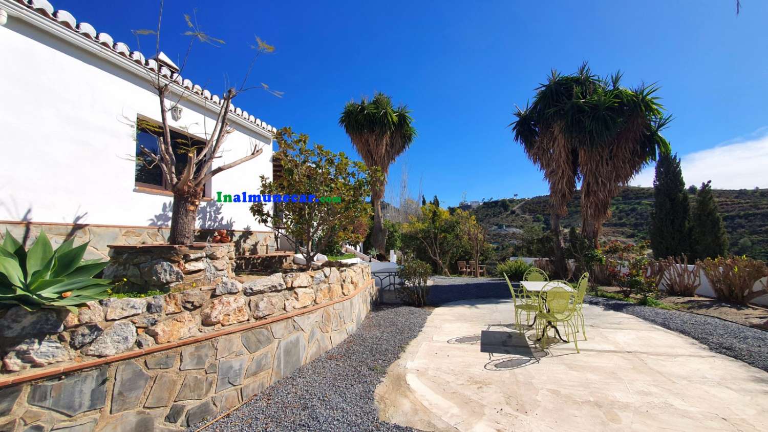 Lantlig villa till salu belägen i bukten La Herradura, Andalusien.