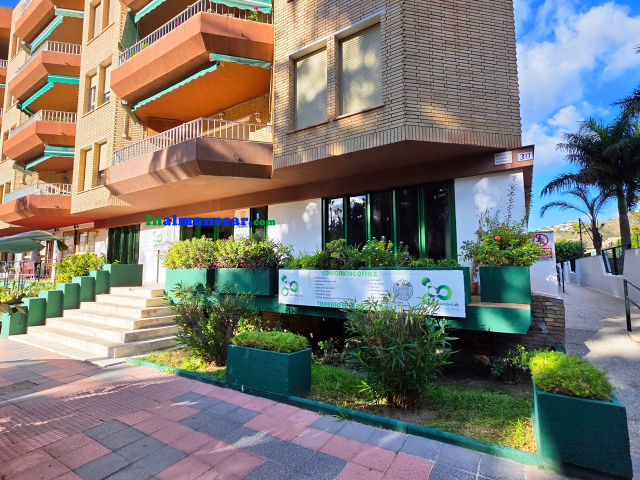 Commercial premises for sale in Almuñecar located in an urbanization near the beach