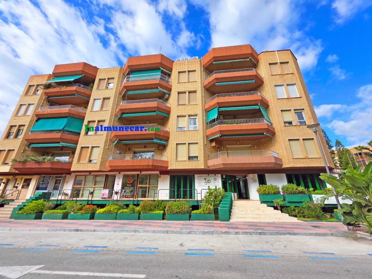 Commercial premises for sale in Almuñecar located in an urbanization near the beach