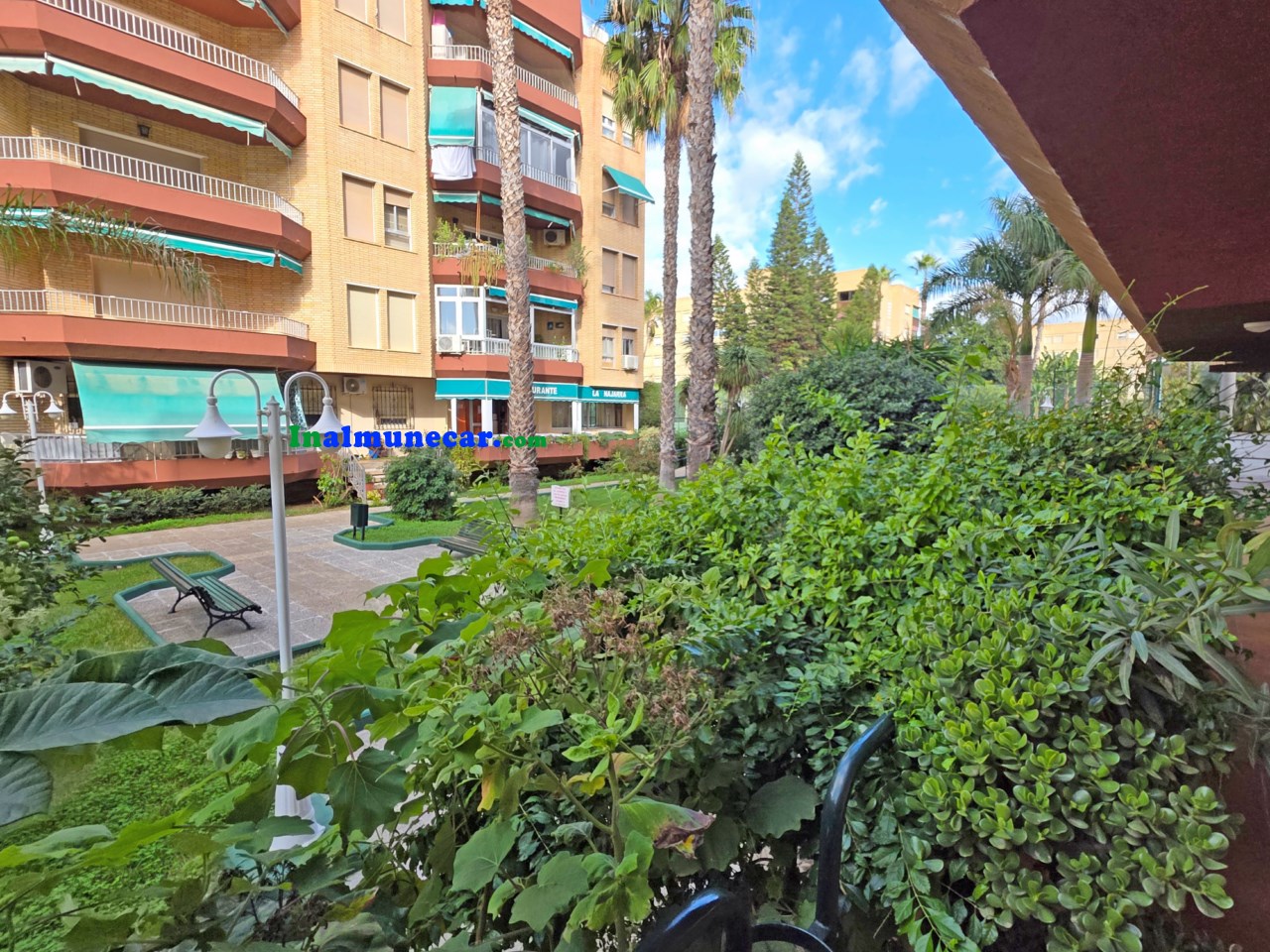 Commercial premises for sale in Almuñecar located in an urbanization near the beach