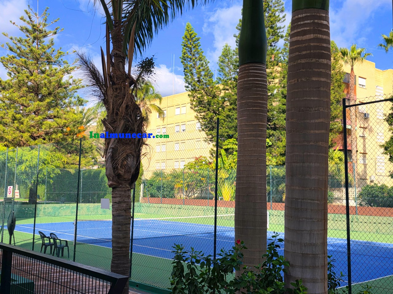 Commercial premises for sale in Almuñecar located in an urbanization near the beach