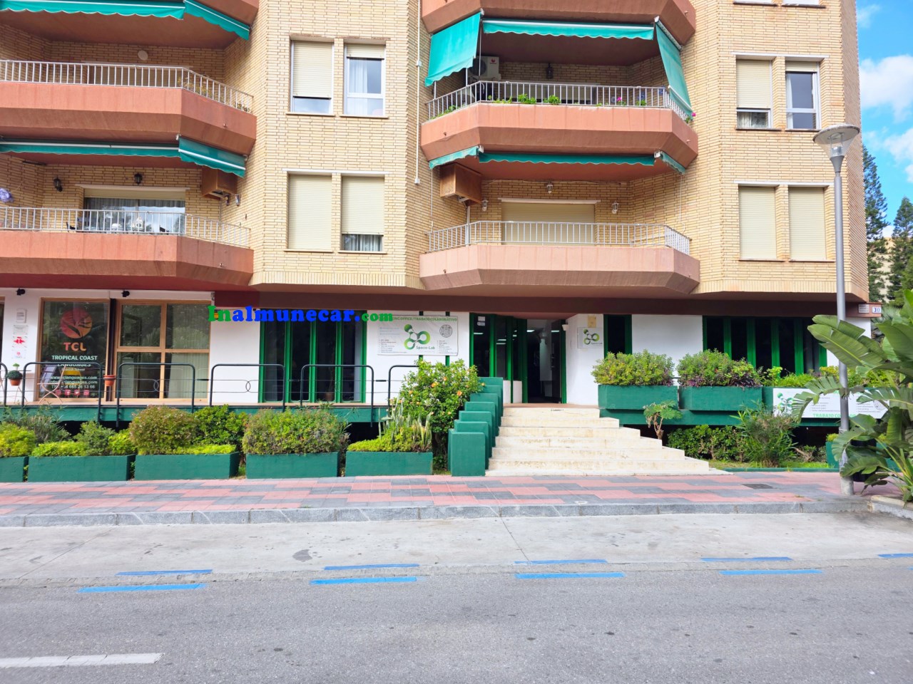 Commercial premises for sale in Almuñecar located in an urbanization near the beach