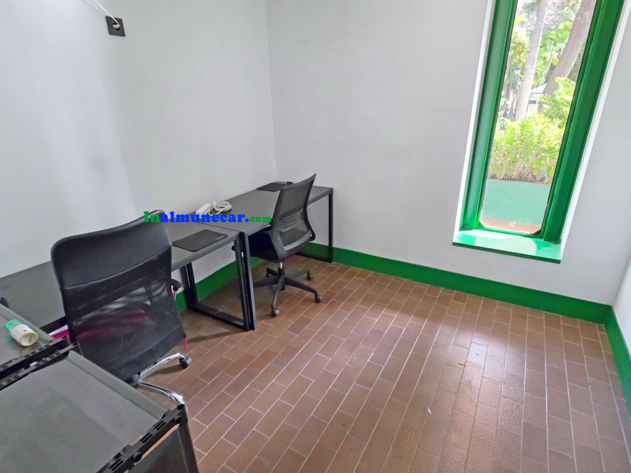 Commercial premises for sale in Almuñecar located in an urbanization near the beach