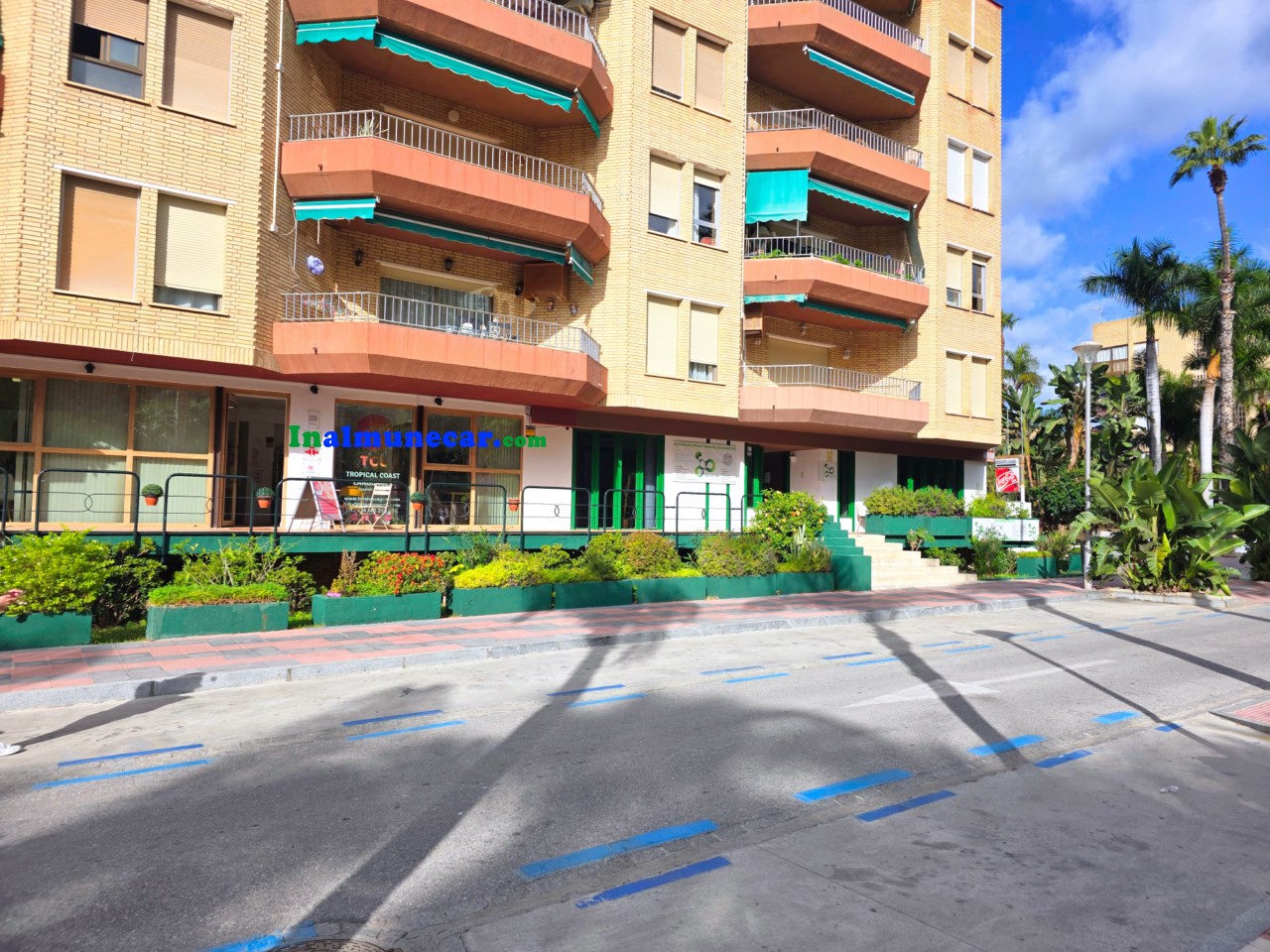 Commercial premises for sale in Almuñecar located in an urbanization near the beach