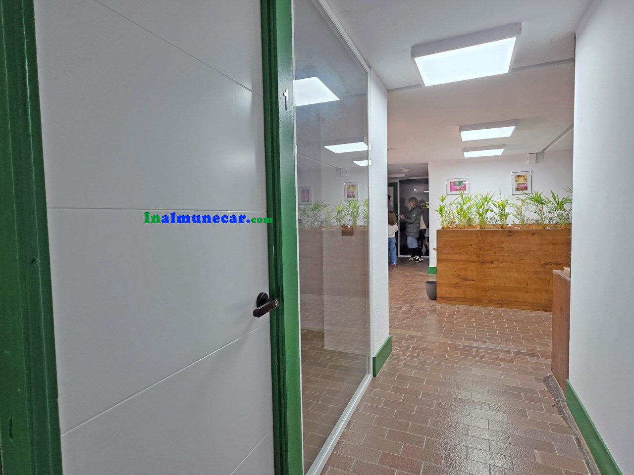 Commercial premises for sale in Almuñecar located in an urbanization near the beach