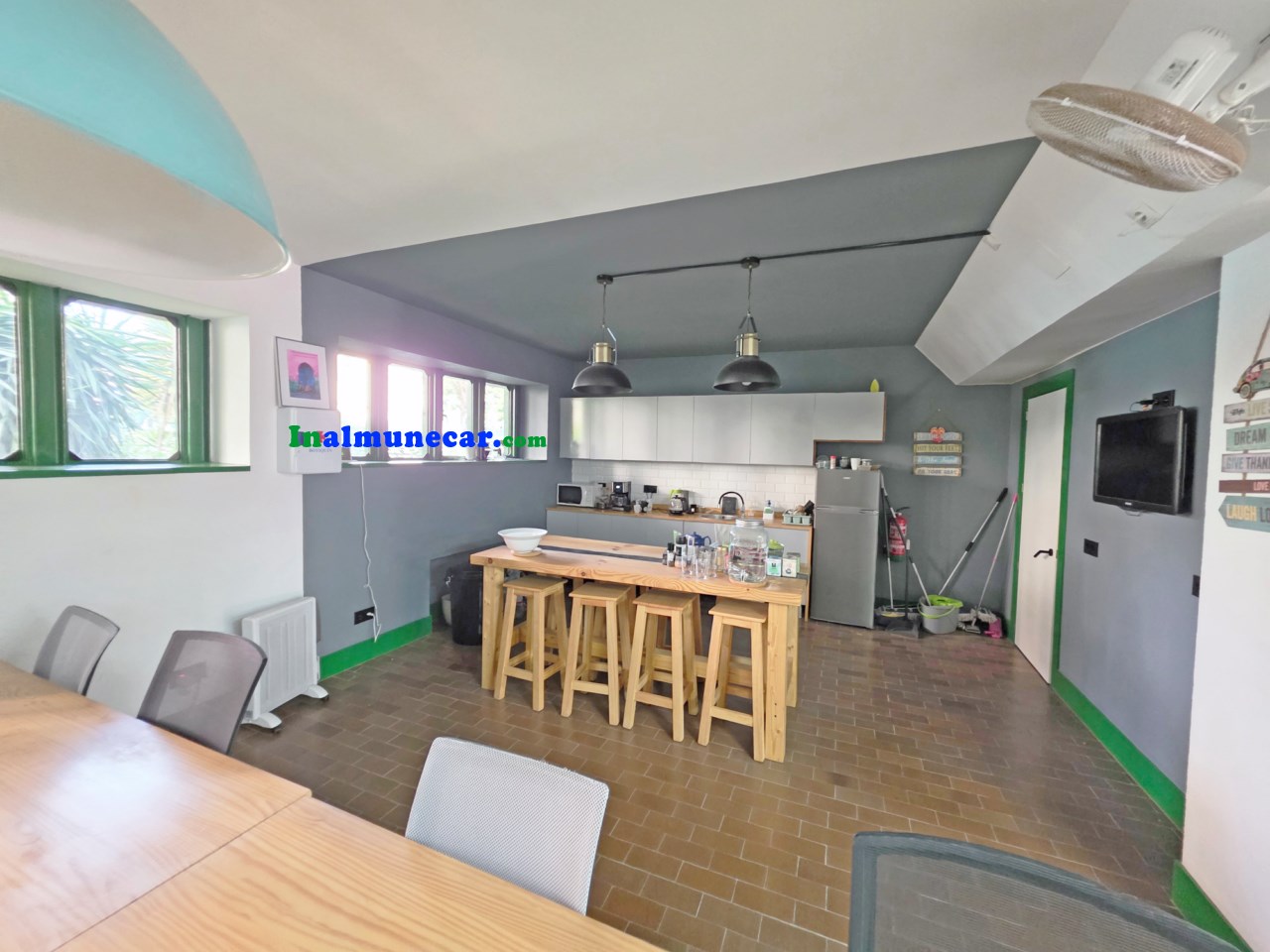 Commercial premises for sale in Almuñecar located in an urbanization near the beach