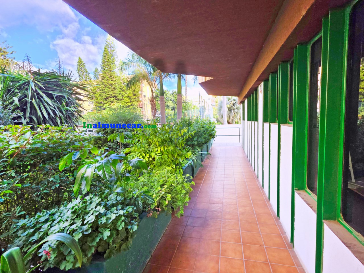 Commercial premises for sale in Almuñecar located in an urbanization near the beach