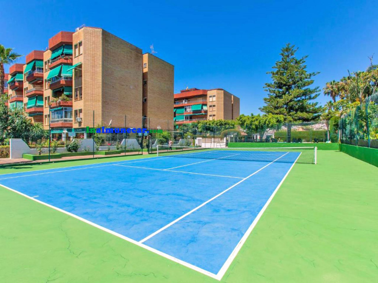 Commercial premises for sale in Almuñecar located in an urbanization near the beach