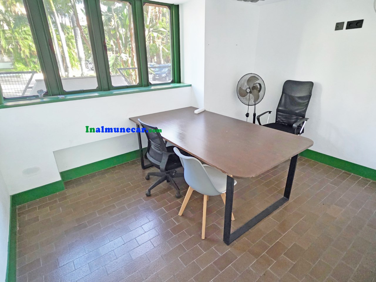 Commercial premises for sale in Almuñecar located in an urbanization near the beach