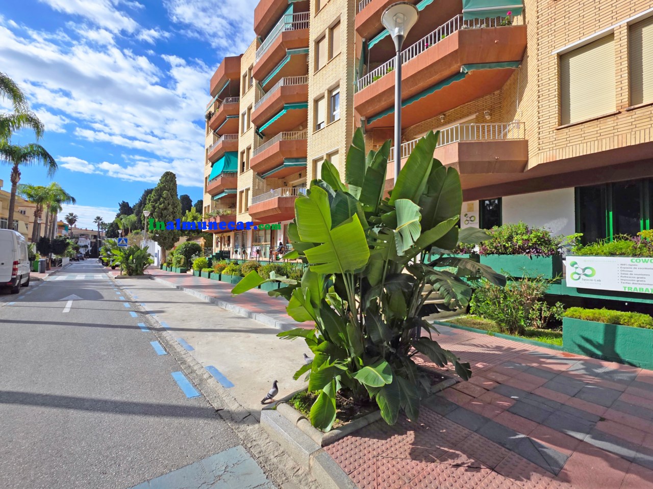 Commercial premises for sale in Almuñecar located in an urbanization near the beach