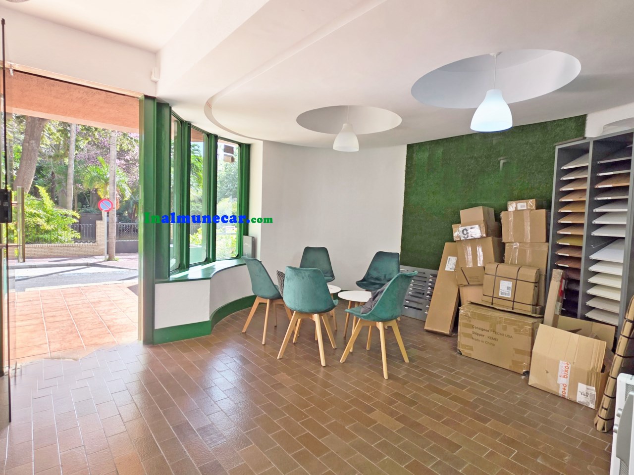 Commercial premises for sale in Almuñecar located in an urbanization near the beach