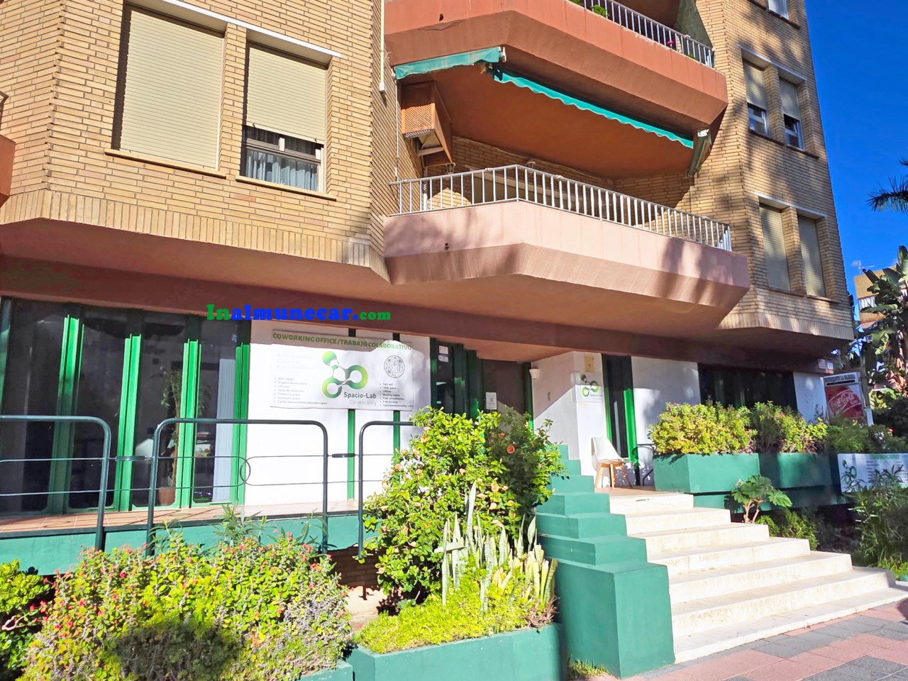 Commercial premises for sale in Almuñecar located in an urbanization near the beach