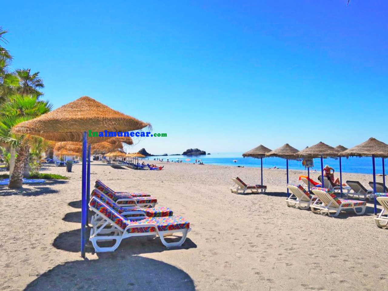 Commercial premises for sale in Almuñecar located in an urbanization near the beach