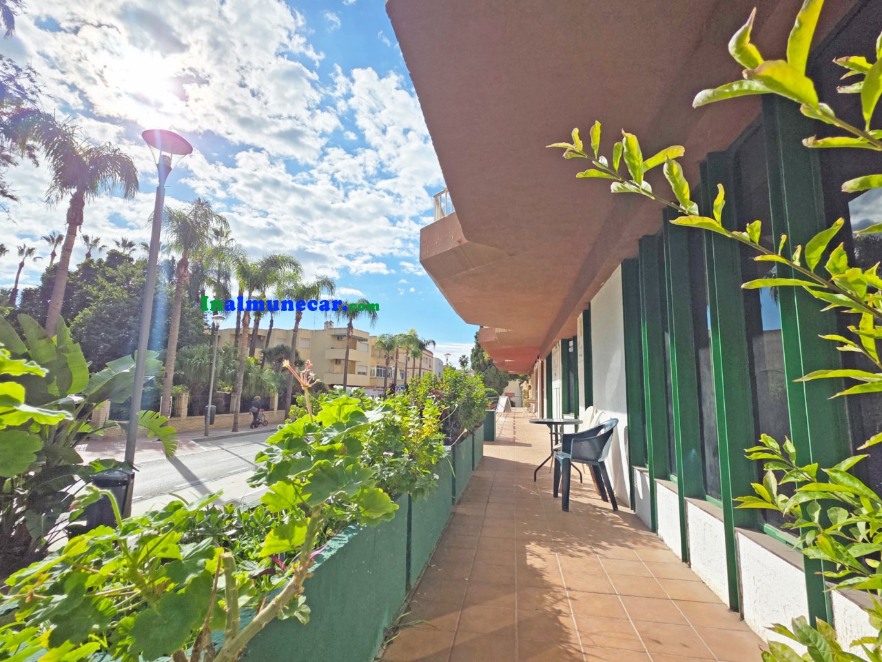 Commercial premises for sale in Almuñecar located in an urbanization near the beach