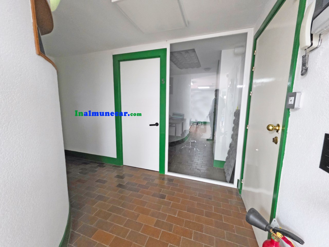Commercial premises for sale in Almuñecar located in an urbanization near the beach