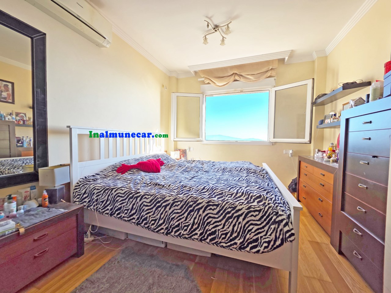 Radhus med havsutsikt och gemensam pool till salu i Almuñécar