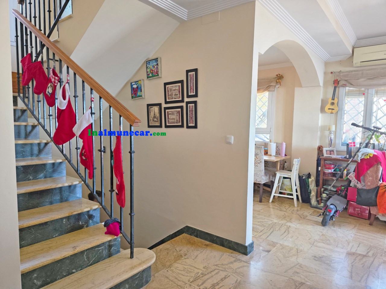 Radhus med havsutsikt och gemensam pool till salu i Almuñécar