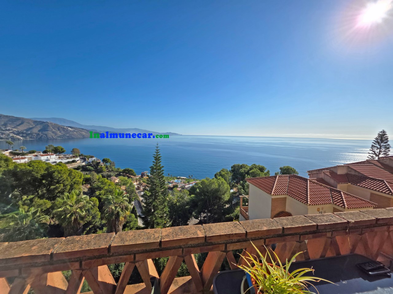 Radhus med havsutsikt och gemensam pool till salu i Almuñécar