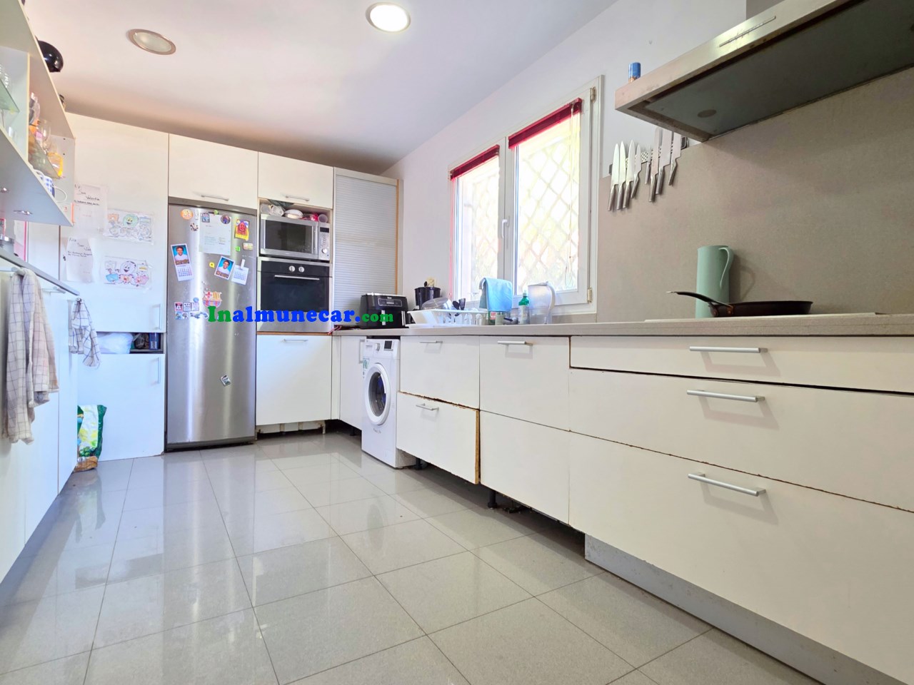 Radhus med havsutsikt och gemensam pool till salu i Almuñécar