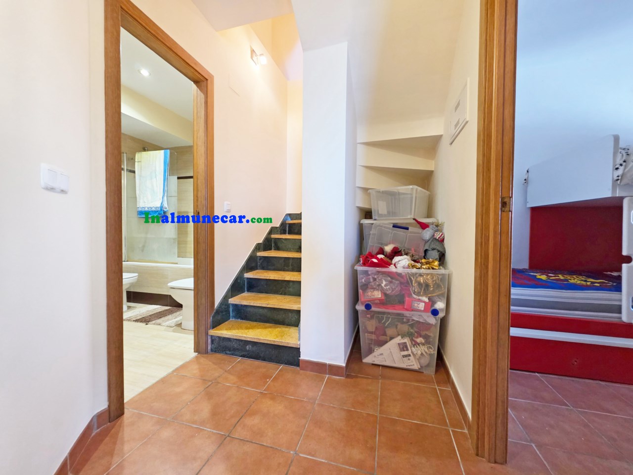 Radhus med havsutsikt och gemensam pool till salu i Almuñécar