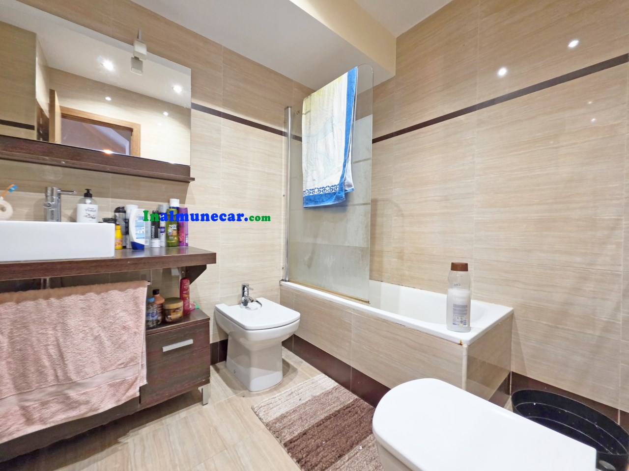 Radhus med havsutsikt och gemensam pool till salu i Almuñécar