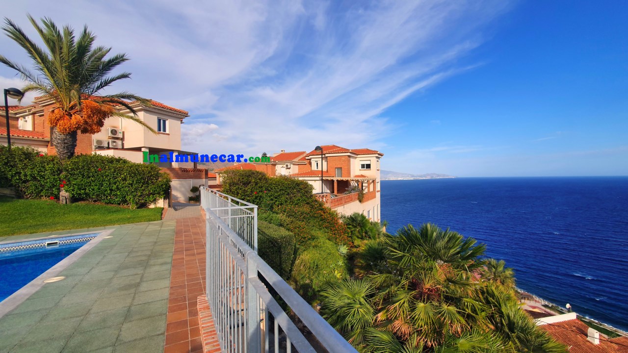 Radhus med havsutsikt och gemensam pool till salu i Almuñécar