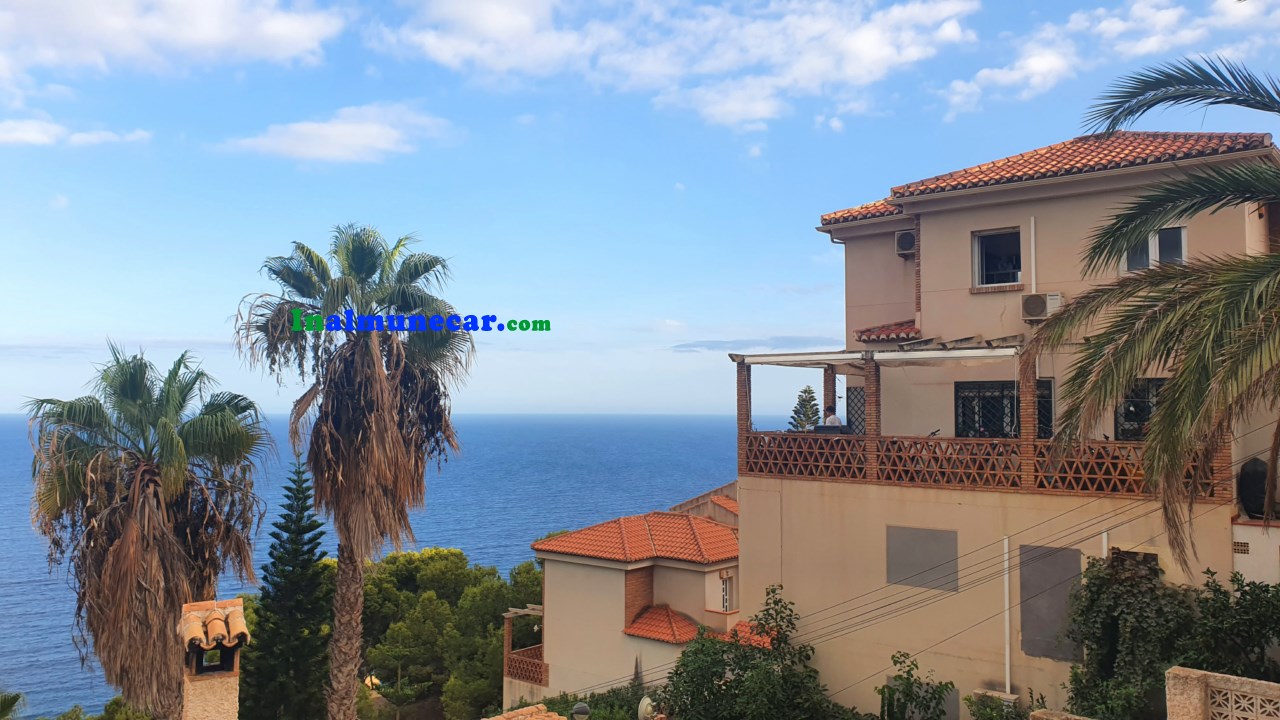 Radhus med havsutsikt och gemensam pool till salu i Almuñécar