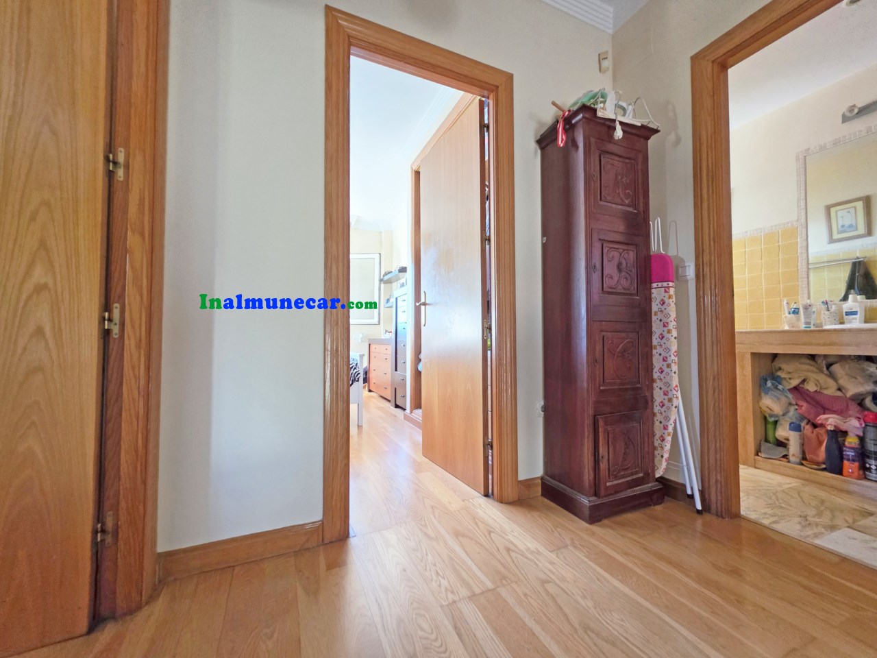 Radhus med havsutsikt och gemensam pool till salu i Almuñécar