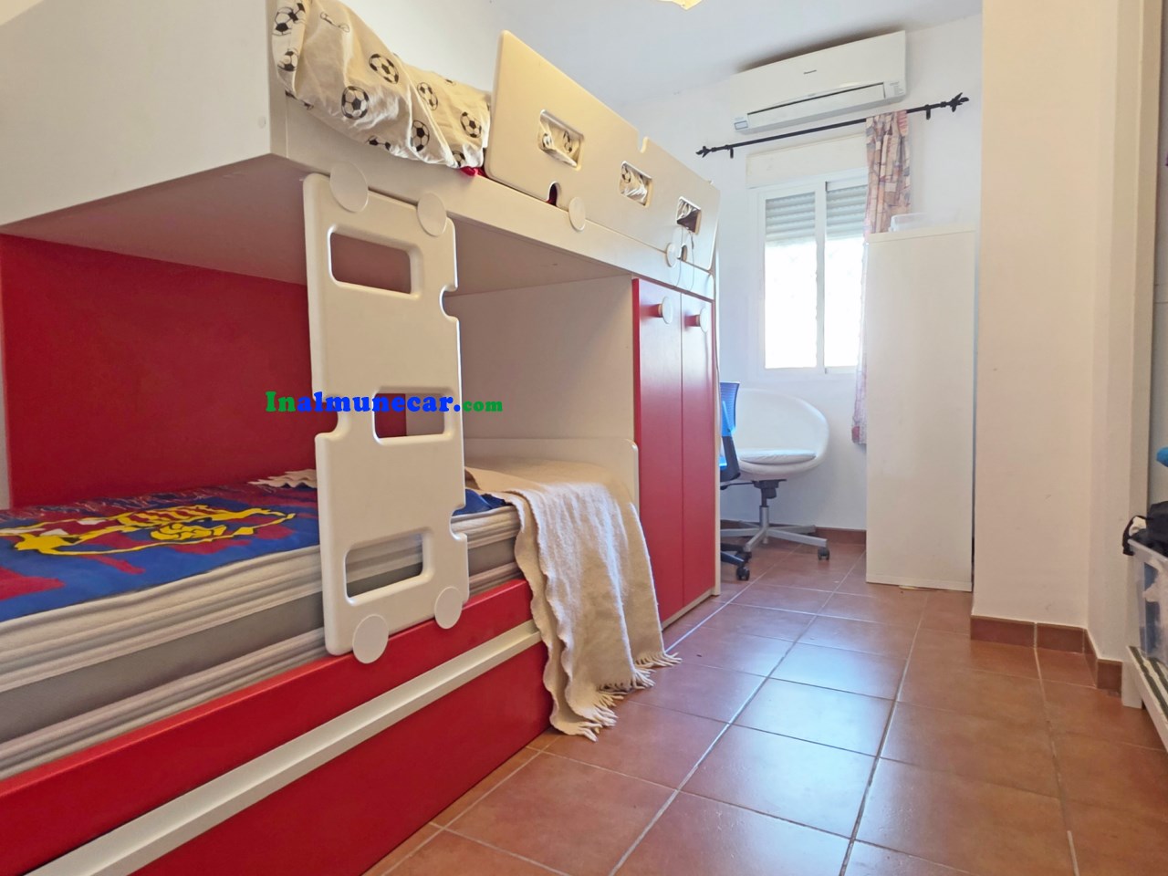 Radhus med havsutsikt och gemensam pool till salu i Almuñécar