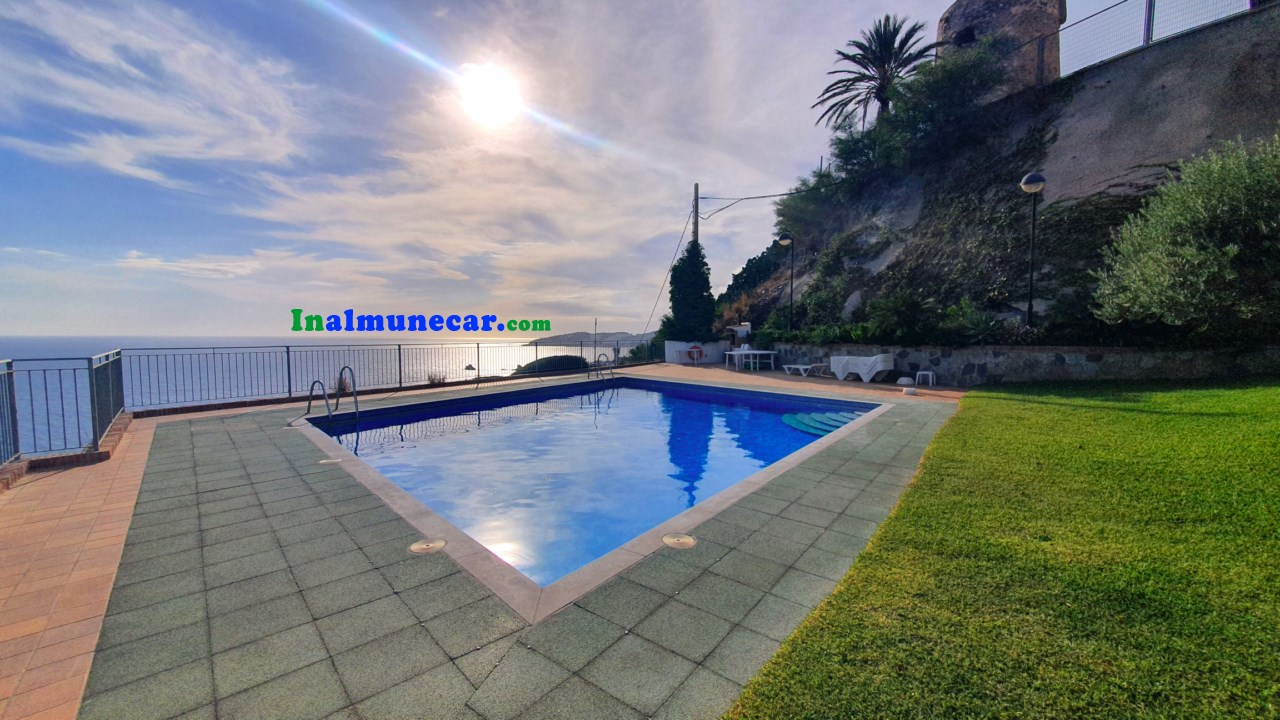 Radhus med havsutsikt och gemensam pool till salu i Almuñécar