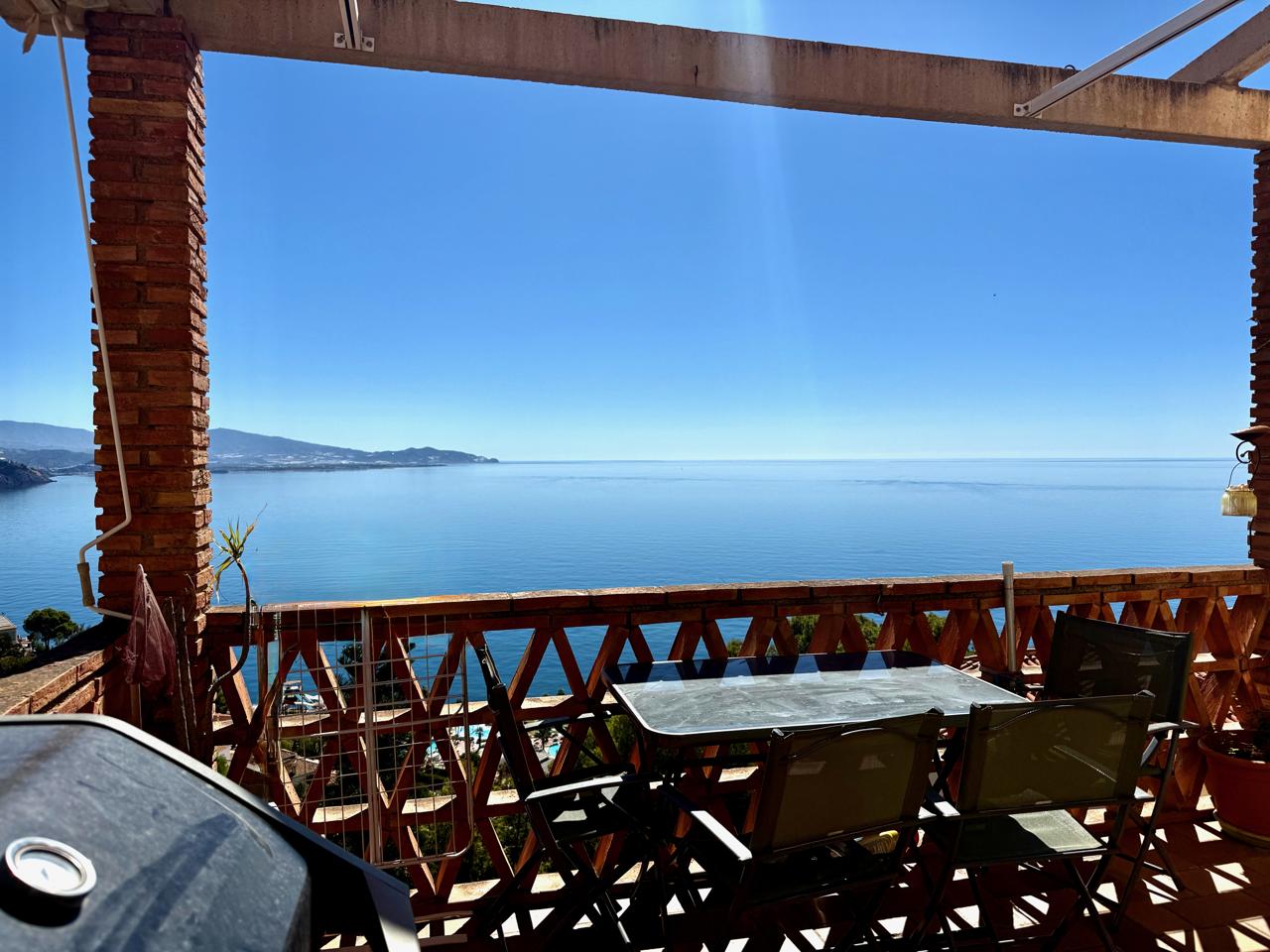 Radhus med havsutsikt och gemensam pool till salu i Almuñécar