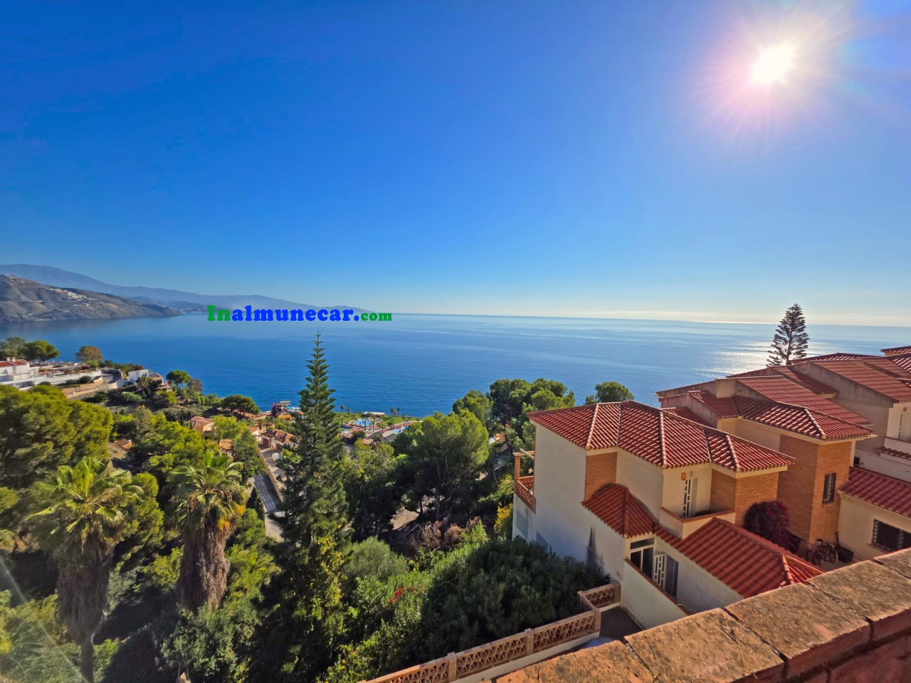 Radhus med havsutsikt och gemensam pool till salu i Almuñécar