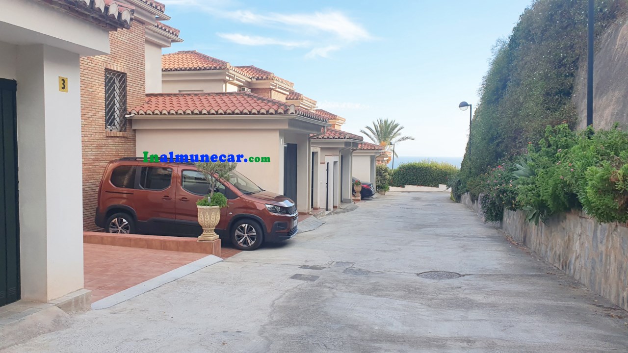 Radhus med havsutsikt och gemensam pool till salu i Almuñécar