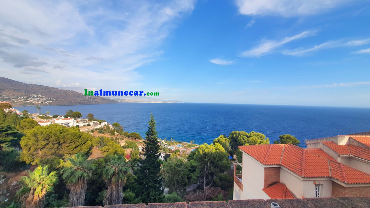 Radhus med havsutsikt och gemensam pool till salu i Almuñécar