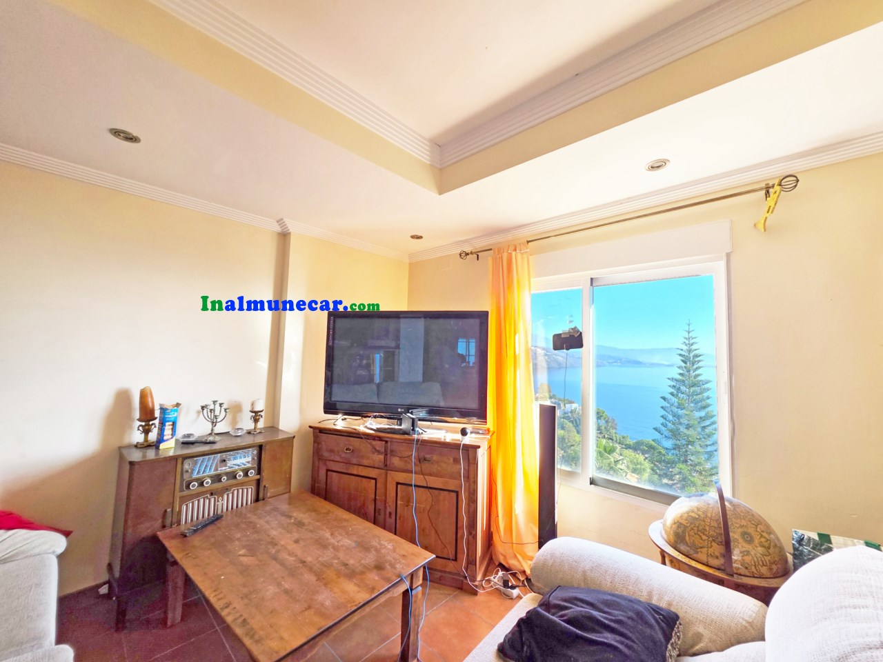 Radhus med havsutsikt och gemensam pool till salu i Almuñécar