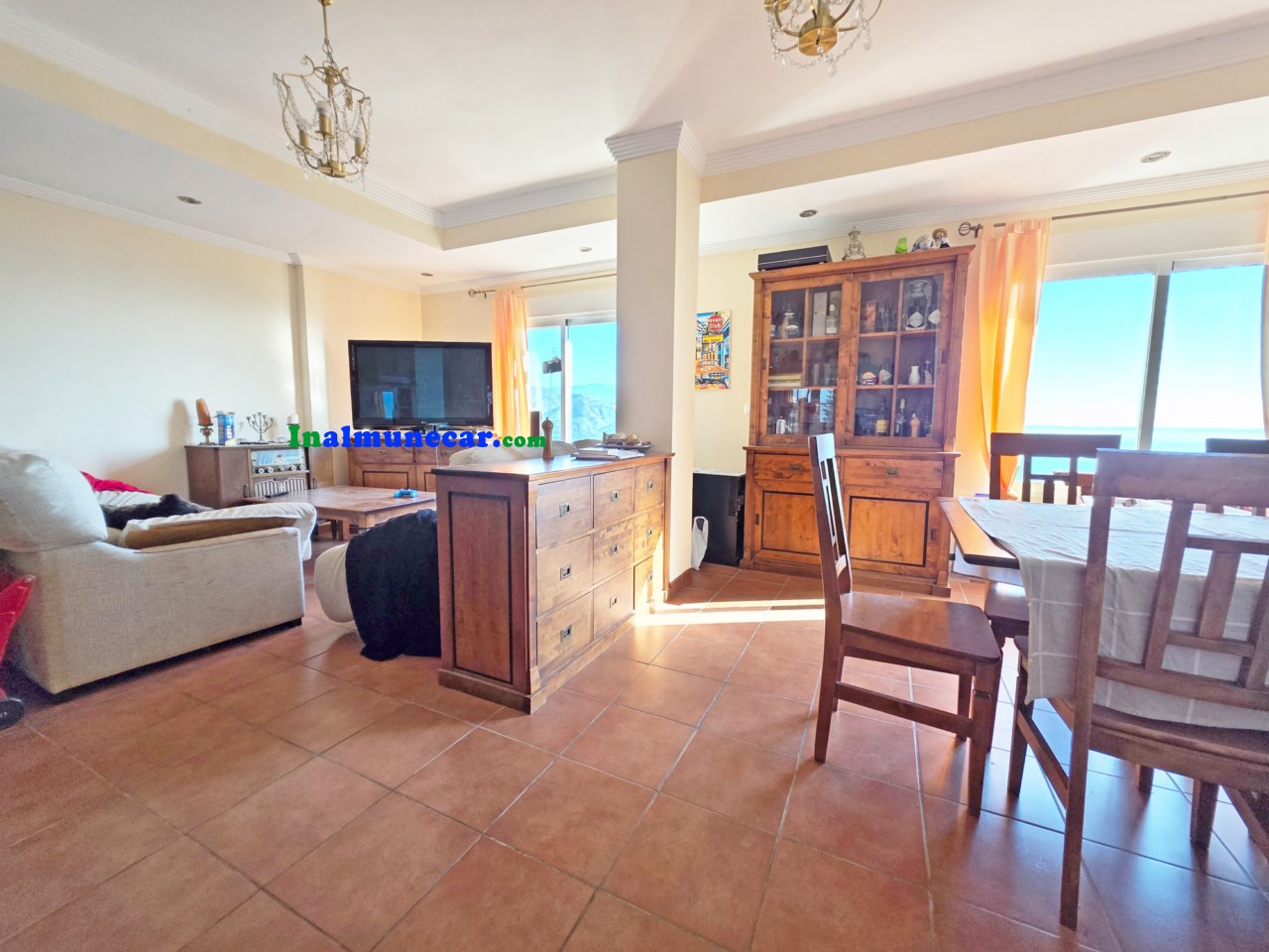 Radhus med havsutsikt och gemensam pool till salu i Almuñécar