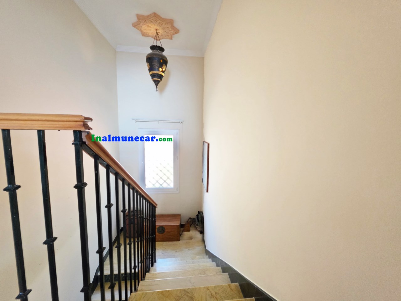 Radhus med havsutsikt och gemensam pool till salu i Almuñécar