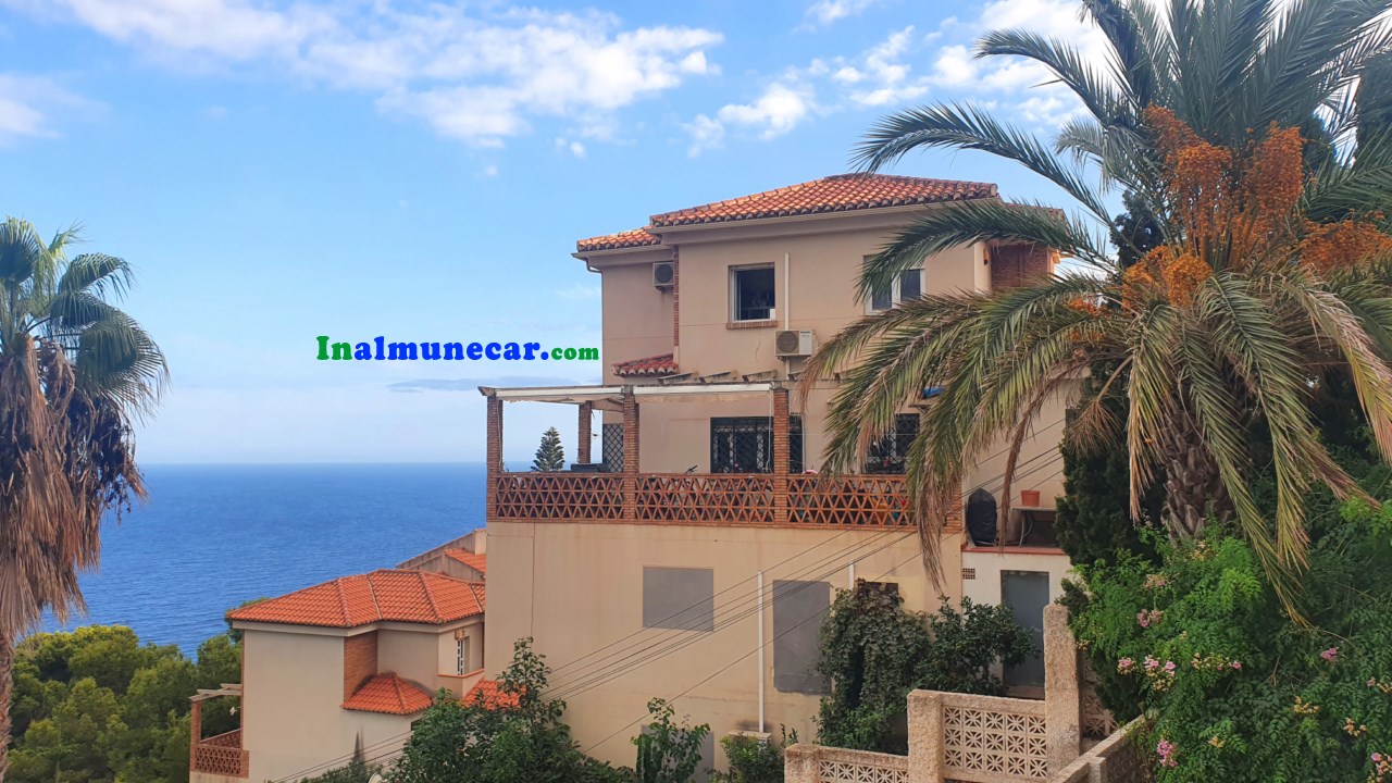 Radhus med havsutsikt och gemensam pool till salu i Almuñécar