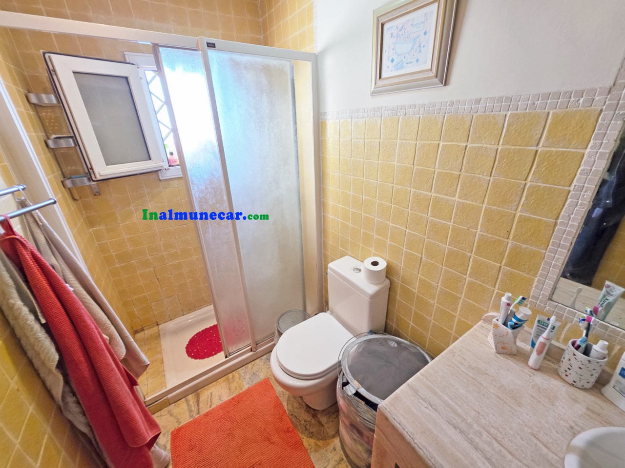 Radhus med havsutsikt och gemensam pool till salu i Almuñécar