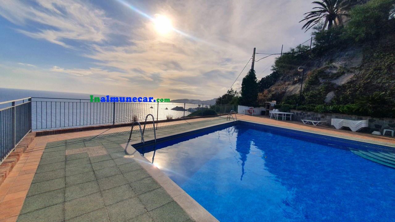 Radhus med havsutsikt och gemensam pool till salu i Almuñécar