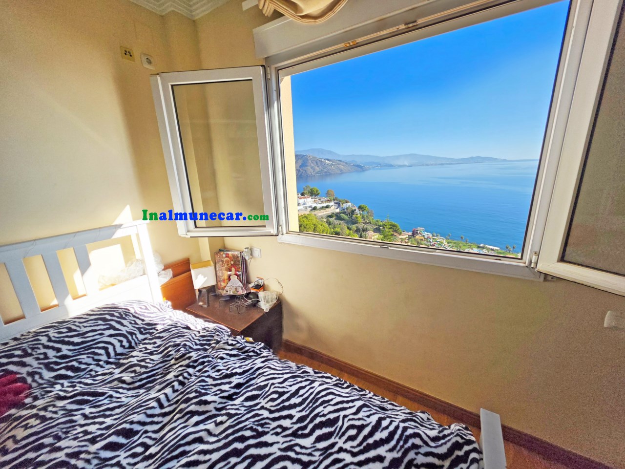 Radhus med havsutsikt och gemensam pool till salu i Almuñécar